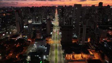 Curitiba Parana. Parana Brezilya 'da Curitiba' da Sunset Skyline. Gün batımı manzarası. Şehir merkezinde. Trafik Bulvarı. Parana Brezilya 'da Curitiba' da Sunset Skyline. Şehir Görünümü Arkaplanı.