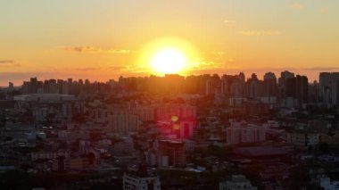 Curitiba Parana. Parana Brezilya 'da Curitiba' da Sunset Skyline. Gün batımı manzarası. Şehir merkezinde. Renkli Skyline. Parana Brezilya 'da Curitiba' da Sunset Skyline. Turuncu Arkaplan.