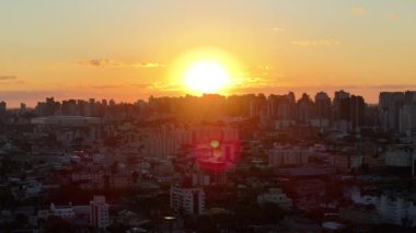 Curitiba Skyline Parana Brezilya Curitiba 'da. Gün batımı manzarası. Şehir merkezinde. Renkli Skyline. Curitiba Skyline Parana Brezilya Curitiba 'da. Turuncu Arkaplan. Parana Brezilya.