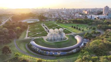 Curitiba Skyline Parana Brezilya Curitiba 'da. Bahçe arazisi. Turistik cazibe. Günbatımı Skyline. Curitiba Skyline Parana Brezilya Curitiba 'da. Çiçek tarlası. Parana Brezilya.