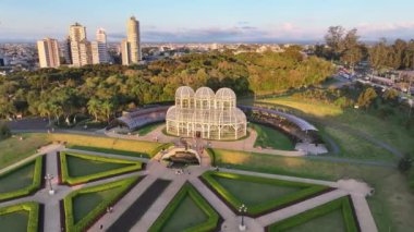 Curitiba Skyline Parana Brezilya Curitiba 'da. Botanik manzarası. Turizm Seyahati. Günbatımı Gökyüzü Bulutları. Curitiba Skyline Parana Brezilya Curitiba 'da. Çiçek Manzarası. Parana Brezilya.