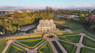 Curitiba Brezilya. Curitiba, Brezilya 'daki Botanik Bahçesi. Bahçe arazisi. Turistik cazibe. Günbatımı Skyline. Curitiba, Brezilya 'daki Botanik Bahçesi. Çiçek Çiftliği.