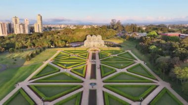 Curitiba Skyline Parana Brezilya Curitiba 'da. Bahçe arazisi. Turistik cazibe. Günbatımı Skyline. Curitiba Skyline Parana Brezilya Curitiba 'da. Çiçek tarlası. Parana Brezilya.
