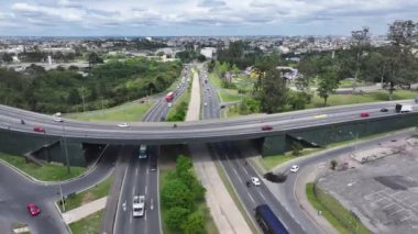 Curitiba Skyline Parana Brezilya Curitiba 'da. Freeway Yolu. Turizm Seyahati. Şehir merkezinde. Curitiba Skyline Parana Brezilya Curitiba 'da. Highway Yolu Sahnesi. Parana Brezilya.