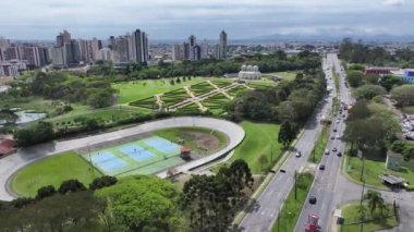 Curitiba Skyline Parana Brezilya Curitiba 'da. Freeway Yolu. Turizm Seyahati. Şehir merkezinde. Curitiba Skyline Parana Brezilya Curitiba 'da. Highway Yolu Sahnesi. Parana Brezilya.