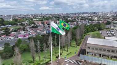 Parana ve Brezilya Parana Brezilya 'daki Curitiba' da bayraklar. Brezilya Bayrağı. Şehir merkezinde. Şehir manzarası arka planı. Parana ve Brezilya Parana Brezilya 'da Curitiba' da Bayraklar.