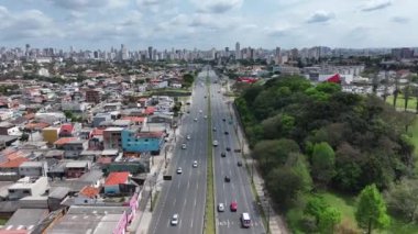 Parana Brezilya Curitiba 'da Torres Bulvarı. Freeway Yolu. Turizm Seyahati. Şehir merkezinde. Parana Brezilya Curitiba 'da Torres Bulvarı. Highway Yolu Sahnesi. Parana Brezilya.