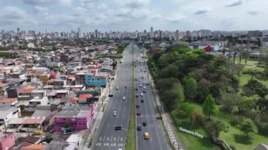 Curitiba Parana. Parana Brezilya Curitiba 'da Torres Bulvarı. Freeway Yolu. Turizm Seyahati. Şehir merkezinde. Parana Brezilya Curitiba 'da Torres Bulvarı. Otoyol Sahnesi.