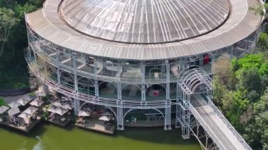 Curitiba Brezilya. Parana Brezilya Curitiba 'da telgraf operası. Bahçe arazisi. Turistik cazibe. Şehir Parkı. Parana Brezilya Curitiba 'da telgraf operası. Orman Ağaçları Sahnesi.