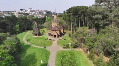 Curitiba Parana. Parana Brezilya 'daki Curitiba' da Ukrayna Anıtı. Bahçe arazisi. Turistik cazibe. Şehir Parkı. Parana Brezilya 'daki Curitiba' da Ukrayna Anıtı. Orman Ağaçları Sahnesi.
