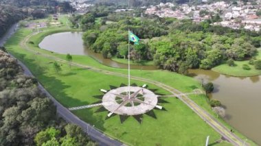 Curitiba Brezilya. Parana Brezilya Curitiba 'daki Tingui Parkı. State Park Peyzajı. Turizm Seyahati. Doğa Parkı. Parana Brezilya Curitiba 'daki Tingui Parkı. Brezilya Bayrak Sahnesi.