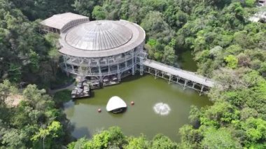Curitiba Parana. Parana Brezilya Curitiba 'da telgraf operası. Amfitiyatro manzarası. Turistik cazibe. Şehir Parkı. Parana Brezilya Curitiba 'da telgraf operası. Orman Ağaçları Sahnesi.