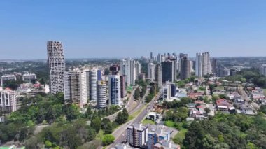 Curitiba Skyline Parana Brezilya Curitiba 'da. Highrise İnşaat Sahnesi. Şehir merkezinde. Şehir manzarası arka planı. Curitiba Skyline Parana Brezilya Curitiba 'da. Turistik Mahalle. Parana Brezilya.