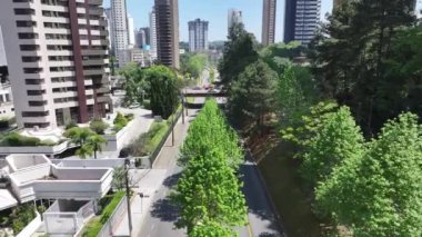 Curitiba Skyline Parana Brezilya Curitiba 'da. Highrise Binası. Şehir merkezinde. Şehir peyzajı. Curitiba Skyline Parana Brezilya Curitiba 'da. Ünlü Varış Yeri. Parana Brezilya.