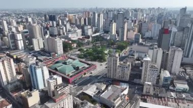 Curitiba Brezilya. Parana Brezilya Curitiba Belediye Pazarı. Turizm Seyahati. Şehir merkezinde. Şehir manzarası arka planı. Parana Brezilya Curitiba Belediye Pazarı. Turistik Çekim.