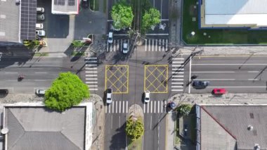 Curitiba Brezilya. Parana Brezilya 'da Curitiba Bulvarı kavşağı. Landmark kavşağı. Şehir merkezinde. Şehir peyzajı. Parana Brezilya 'da Curitiba Bulvarı kavşağı. Ünlü Arabalar.