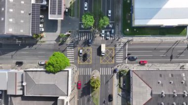 Curitiba Parana. Parana Brezilya Curitiba 'da bulvar kavşağı. Turizm Seyahati. Şehir merkezinde. Şehir manzarası arka planı. Parana Brezilya Curitiba 'da bulvar kavşağı. Trafik Kavşağı.