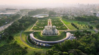 Curitiba Parana. Parana Brezilya 'daki Curitiba Botanik Bahçesi. Botanik manzarası. Turizm Seyahati. Günbatımı Gökyüzü Bulutları. Parana Brezilya 'daki Curitiba Botanik Bahçesi. Çiçek Manzarası.