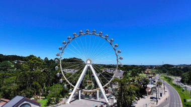 Canela Brezilya. Rio Grande Do Sul Brezilya 'daki Canela' daki lunapark. Şehir merkezinde. Dönme dolap manzarası. Metropolis Sahnesi. Rio Grande Do Sul Brezilya 'daki Canela Lunaparkı.