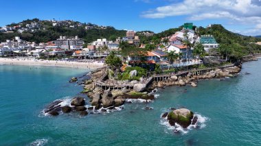 Bombinhas Plajı Santa Catarina Brezilya 'da. Plaj manzarası. Doğa Deniz Burnu. Seyahat güzergahı. Bombinhas Plajı Santa Catarina Brezilya 'da. Turkuaz Su.