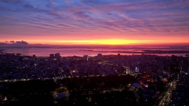 Porto Alegre Brezilya. Rio Grande Do Sul Brezilya 'daki Porto Alegre' de Sunset City. Renkli Skyline. Gün batımı manzarası. Aydınlatılmış şehir manzarası. Rio Grande Do Sul Brezilya 'daki Porto Alegre' de Günbatımı Şehri.
