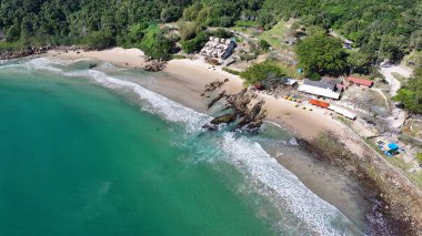 Santa Catarina Brezilya 'daki Bombinhas' ta Retiro Dos Padres Plajı. Sahil Skyline. Doğa manzarası. Yaz Gezisi. Santa Catarina Brezilya 'daki Bombinhas' ta Retiro Dos Padres Plajı. Tropikal Manzara.