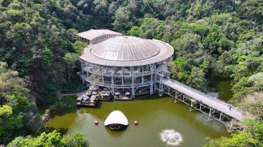 Curitiba Brezilya. Parana Brezilya Curitiba 'da telgraf operası. Tiyatro manzarası. Turizm Seyahati. Doğa Parkı. Parana Brezilya Curitiba 'da telgraf operası. Botanik Manzarası.