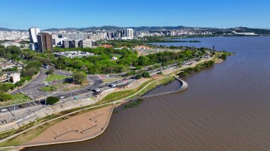 Rio Grande Do Sul Brezilya 'daki Porto Alegre' de Guaiba Sınırı. Şehir merkezinde. Umumi Idyllic Bölgesi. Güzel Riverside. Rio Grande Do Sul Brezilya 'daki Porto Alegre' de Guaiba Sınırı.