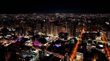 Curitiba Skyline Parana Brezilya Curitiba 'da. Trafik Bulvarı. Şehir merkezinde. Şehir Gecesi Manzarası. Curitiba Skyline Parana Brezilya Curitiba 'da. Şehir manzarası arka planı. Parana Brezilya.