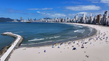 Balnear io Camboriu Skyline Santa Catarina Brezilya 'daki Balnear io Camboriu' da. Plaj manzarası. Panoramik sahil şeridi. Balneario Camboriu Skyline, Santa Catarina Brezilya 'daki Balnear io Camboriu' da..