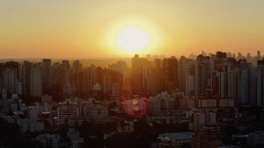 Curitiba Parana. Parana Brezilya 'da Curitiba' da Sunset Skyline. Gün batımı manzarası. Şehir merkezinde. Highrise Binaları. Parana Brezilya 'da Curitiba' da Sunset Skyline. Şehir Görünümü Arkaplanı.