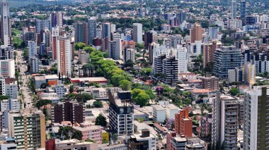 Curitiba Skyline Parana Brezilya Curitiba 'da. Highrise Binaları. Şehir merkezinde. Şehir peyzajı. Curitiba Skyline Parana Brezilya Curitiba 'da. Şehir Trafiği Sahnesi. Parana Brezilya.