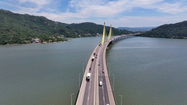 Santa Catarina Brezilya 'daki Laguna' da Manzaralı Viyadük. Kablo Köprüsü Manzarası. Freeway Yolu. Deniz Burnu Arkaplanı. Santa Catarina Brezilya 'daki Laguna' da Manzaralı Viyadük. Sarma Köprüsü.