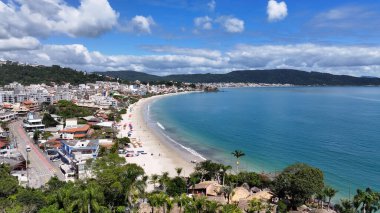 Bombinhas Skyline Santa Catarina Brezilya 'da Bombinhas' da. Sahil Skyline. Doğa manzarası. Yaz Gezisi. Bombinhas Skyline Santa Catarina Brezilya 'da Bombinhas' da. Tropikal Manzara.
