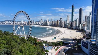 Santa Catarina Brezilya 'daki Balnear io Camboriu' da Camboriu Skyline. Dönme dolabın simgesi. Sahil manzarası. Highrise Binaları. Camboriu Skyline Santa Catarina Brezilya 'daki Balnear io Camboriu' da.