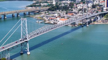 Santa Catarina Brezilya 'daki Florianopolis' teki Kablo Köprüsü. Sahil şehri. Şehir merkezinde. Şehir manzarası manzarası. Santa Catarina Brezilya 'daki Florianopolis' teki Kablo Köprüsü. Turizm Tarihi Yer.
