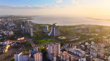 Rio Grande Do Sul Brezilya 'daki Porto Alegre' de Sunset City. Günbatımı Şehri. Şehir merkezinde. Highrise Binaları Sahnesi. Rio Grande Do Sul Brezilya 'daki Porto Alegre' de Sunset City. Tarihi Binalar.
