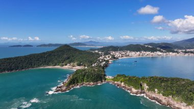 Bombinhas Skyline Santa Catarina Brezilya 'da Bombinhas' da. Sahil Skyline. Doğa manzarası. Yaz Gezisi. Bombinhas Skyline Santa Catarina Brezilya 'da Bombinhas' da. Tropikal Manzara.