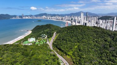Balnear io Camboriu Skyline Santa Catarina Brezilya 'daki Balnear io Camboriu' da. Plaj manzarası. Dönme dolabın simgesi. Balneario Camboriu Skyline, Santa Catarina Brezilya 'daki Balnear io Camboriu' da..