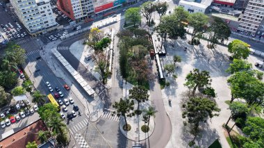 Curitiba Brezilya. Brezilya 'nın Curitiba kentindeki Rui Barbosa Meydanı. Turizm Seyahati. Şehir merkezinde. Şehir manzarası arka planı. Brezilya 'nın Curitiba kentindeki Rui Barbosa Meydanı. Turistik Çekim.