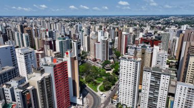 Curitiba Skyline Parana Brezilya Curitiba 'da. Highrise Binaları. Şehir merkezinde. Şehir peyzajı. Curitiba Skyline Parana Brezilya Curitiba 'da. Şehir Trafiği Sahnesi. Parana Brezilya.