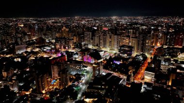 Curitiba Skyline Parana Brezilya Curitiba 'da. Gece Şehri Peyzajı. Şehir merkezinde. Trafik Bulvarı. Curitiba Skyline Parana Brezilya Curitiba 'da. Şehir manzarası arka planı. Parana Brezilya.
