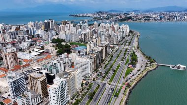 Florianopolis Skyline Santa Catarina Brezilya 'daki Florianopolis' te. Sahil şehri. Şehir merkezinde. Şehir manzarası manzarası. Florianopolis Skyline Santa Catarina Brezilya 'daki Florianopolis' te. Turizm Tarihi Yer.