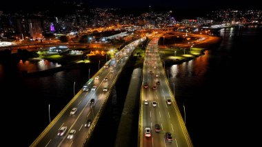 Santa Catarina Brezilya 'daki Florianopolis' te trafik köprüsü. Aydınlanmış Şehir. Şehir merkezinde trafik vardı. Şehir peyzajı. Santa Catarina Brezilya 'daki Florianopolis' te trafik köprüsü. Tarihi Köprü.