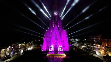 Canela Skyline Rio Grande Do Sul Brezilya 'da Canela' da. Renkli kilise. Aydınlanmış Şehir. Gece manzarası. Canela Skyline Rio Grande Do Sul Brezilya 'da Canela' da. Güzel Şehir Skyline.