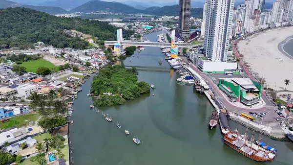 Santa Catarina Brezilya 'daki Balnear io Camboriu' da Camboriu Skyline. Deniz Burnu Manzarası. Şehir merkezinde. Balıkçı tekneleri. Santa Catarina Brezilya 'daki Balnear io Camboriu' da Camboriu Skyline. Turizm Tarihi Yer.