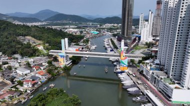 Santa Catarina Brezilya 'daki Camboriu' da Balneario Camboriu Skyline. Coastal City. Şehir merkezinde. Highrise Binaları. Santa Catarina Brezilya 'daki Camboriu' da Balneario Camboriu Skyline. Balıkçılar Köprüsü.