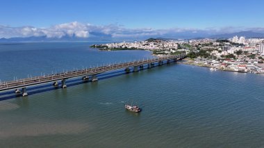 Santa Catarina Brezilya 'daki Florianopolis' teki ünlü köprü. Coastal City. Şehir merkezinde trafik vardı. Şehir peyzajı. Santa Catarina Brezilya 'daki Florianopolis' teki ünlü köprü. Köprü Simgesi.
