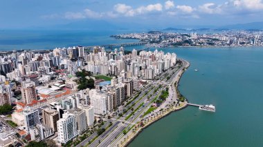 Florianopolis Skyline Santa Catarina Brezilya 'daki Florianopolis' te. Şehir Sahnesi. Şehir merkezinde trafik vardı. Şehir peyzajı. Florianopolis Skyline Santa Catarina Brezilya 'daki Florianopolis' te. Tarihi Binalar.