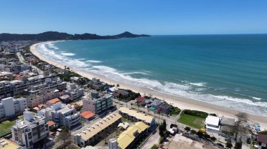 Santa Catarina Brezilya 'daki Bombinhas' ta Mariscal Plajı. Sahil Skyline. Doğa manzarası. Yaz Gezisi. Santa Catarina Brezilya 'daki Bombinhas' ta Mariscal Plajı. Tropikal Manzara.